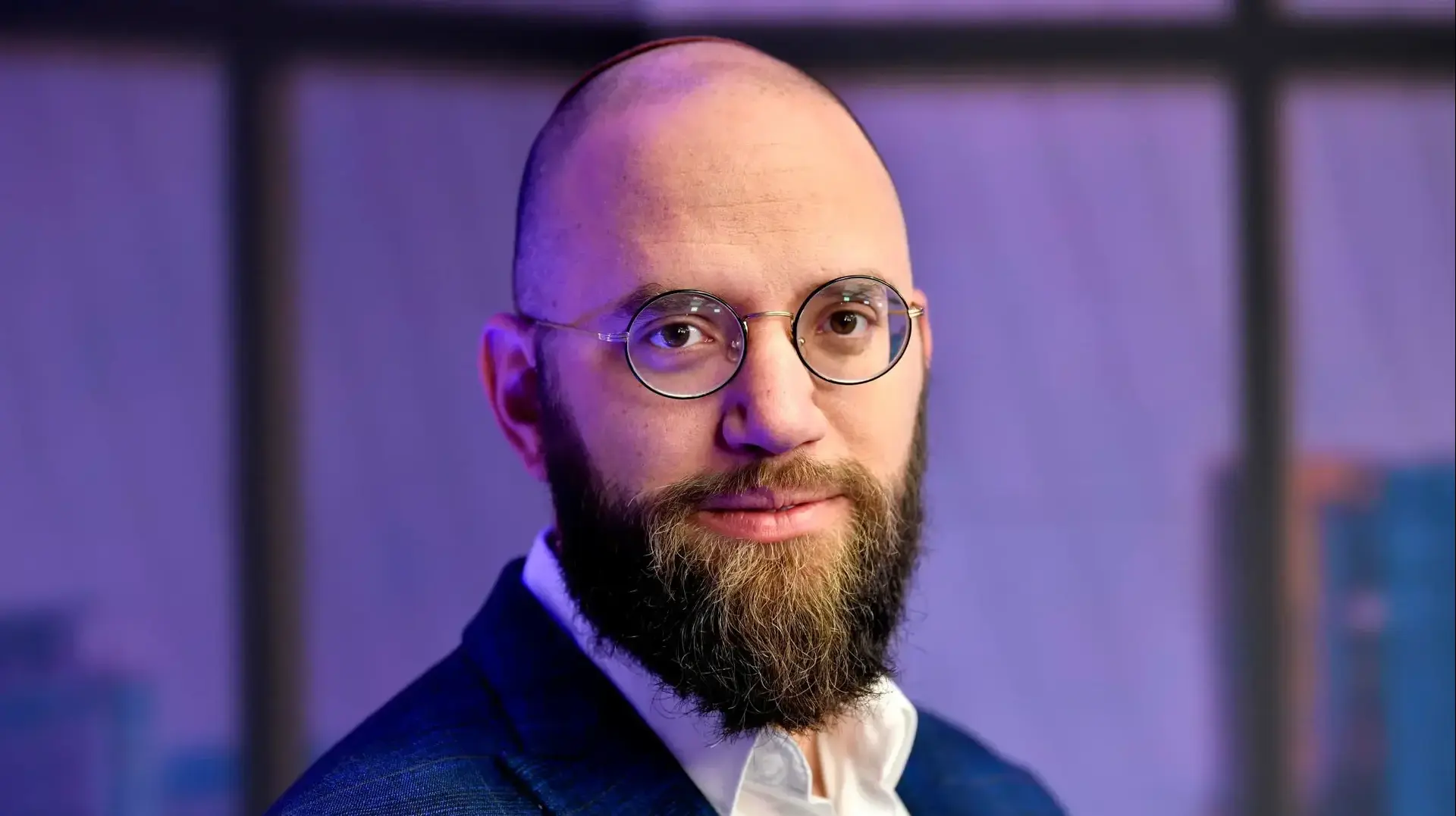דוד פטר בריאיון לסרי ושלזינגר, 27 בספטמבר 2026 דוד פטר בריאיון לסרי ושלזינגר, 27 בספטמבר 2026
