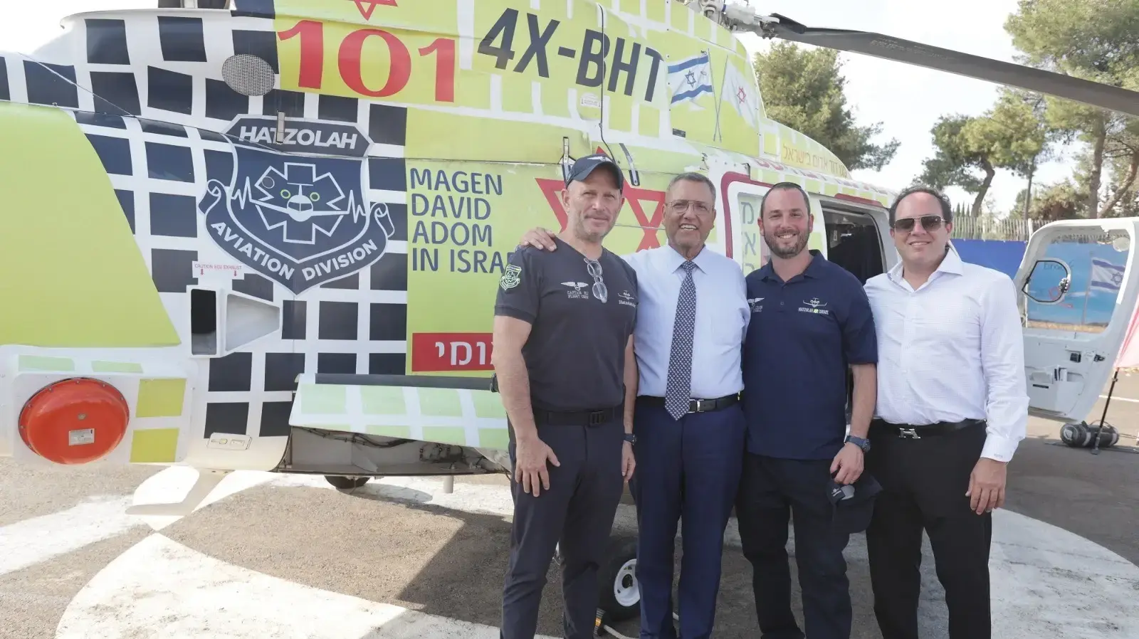 מימין: ד"ר אבישי ניומן, ד"ר אהרון אלדר, ראש עיריית ירושלים משה לאון ואלי רואו נשיא הצלה אייר