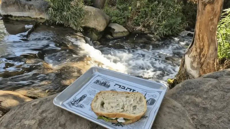 רוגע ויופי שפותחים את הלב והתיאבון. עגלת קפה זהבה
