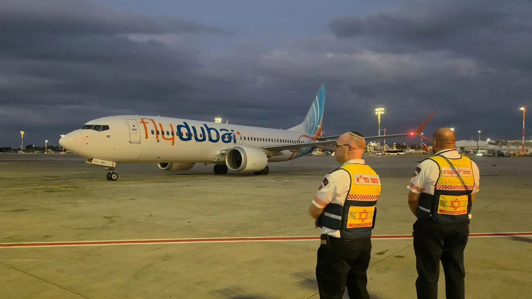 Парамедики встречают самолет FlyDubai в аэропорту "Бен-Гурион", 30 сентября 2026 года