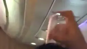נוסע בביזנס מגרד עם כוס את הראש