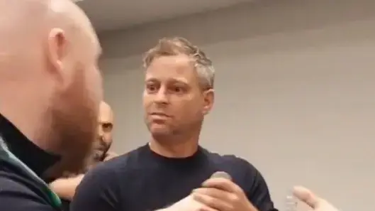 נציג ההתאחדות האירית לוקח את המיקרופון מעיתונאי ערוץ הספורט מוטי פשכצקי במהלך המסע"ת