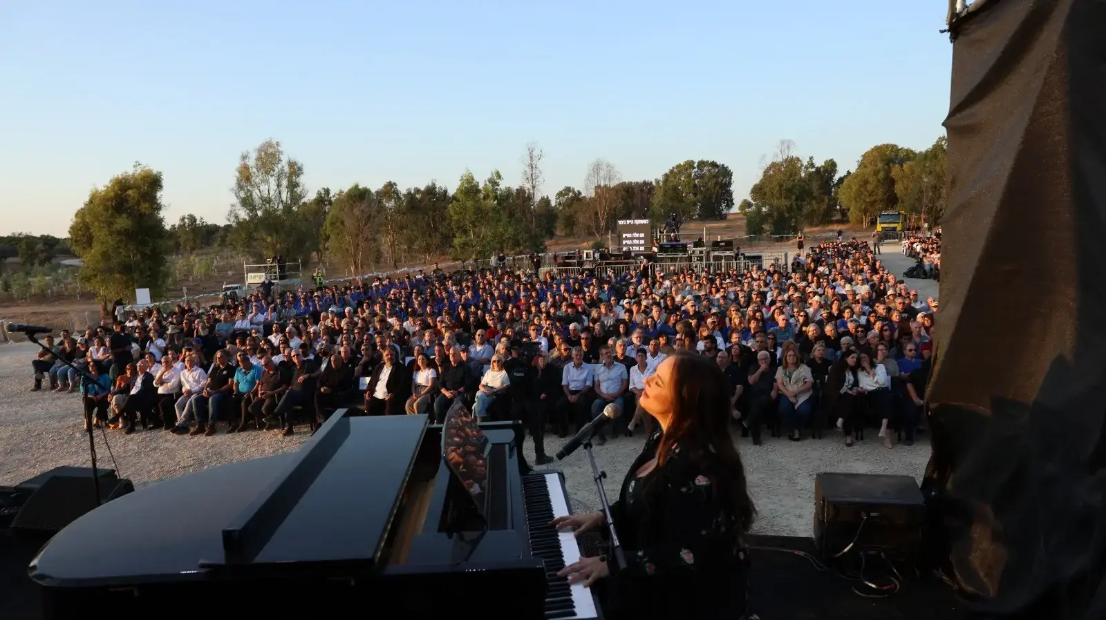 שלוש שנים לטבח: מאות השתתפו בעצרת זיכרון בעוטף עזה שלוש שנים לטבח: מאות השתתפו בעצרת זיכרון בעוטף עזה