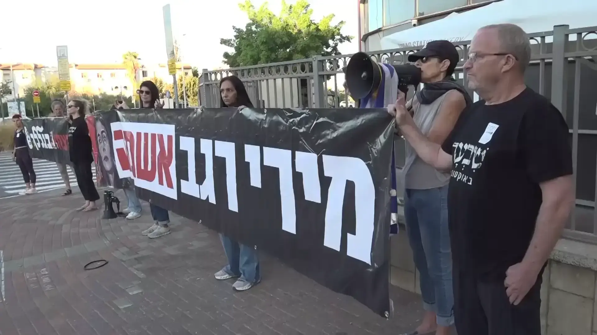 השכמות וטקסי זיכרון מחוץ לבתיהם של השרים