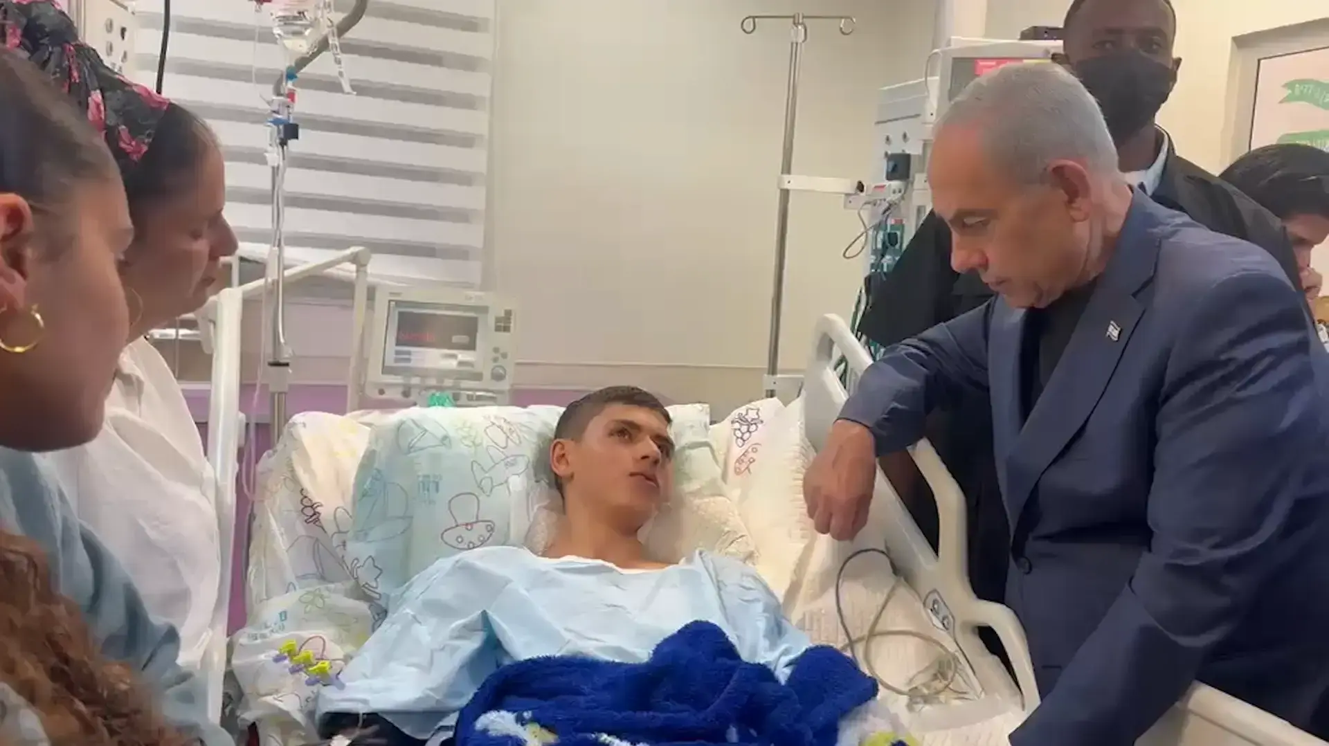 שר החינוך יואב קיש ורה"מ בנימין נתניהו בבית החולים רמב"ם לאחר תקרית פיצוץ הנפל בצפון שר החינוך יואב קיש ורה"מ בנימין נתניהו בבית החולים רמב"ם לאחר תקרית פיצוץ הנפל בצפון