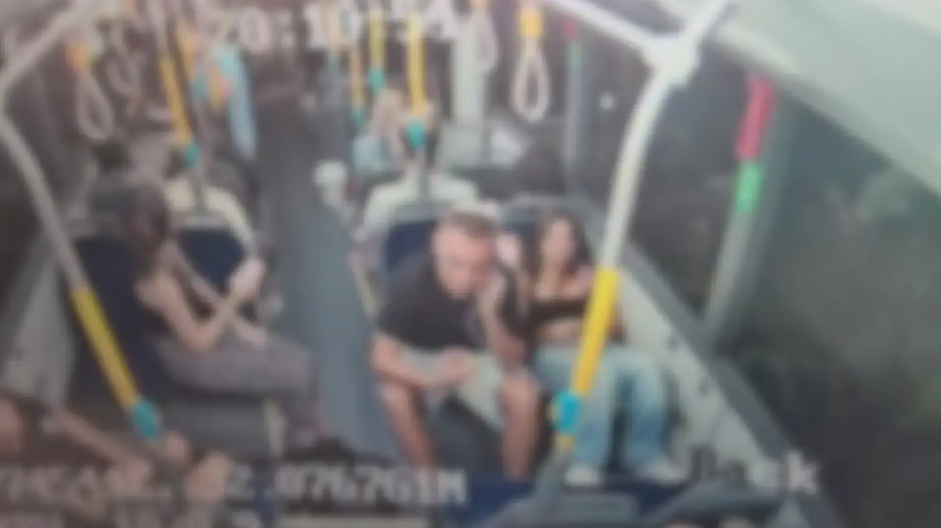הותקפה באוטובוס עי חבורת צעירים