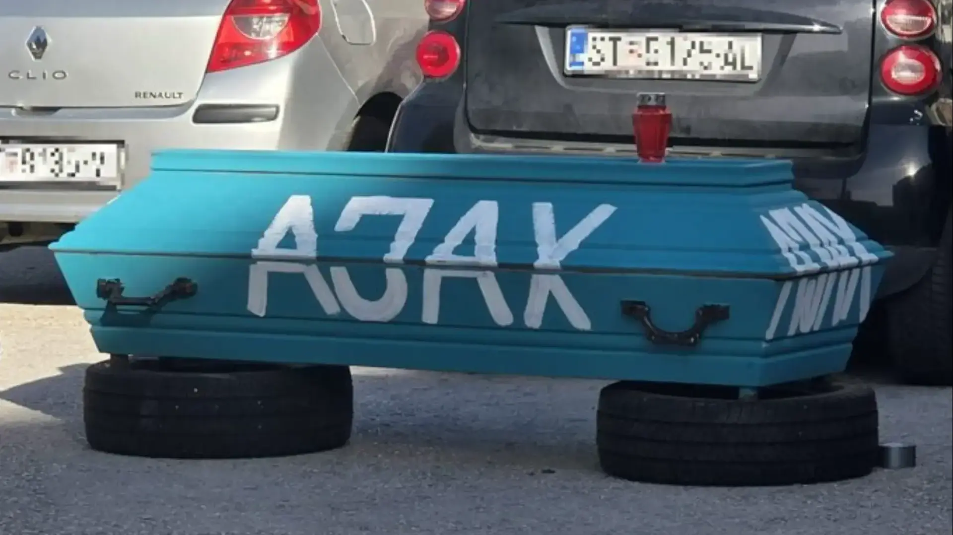 אוהדי היידוק ספליט במפגן אנטישמי לפני אייאקס אוהדי היידוק ספליט במפגן אנטישמי לפני אייאקס