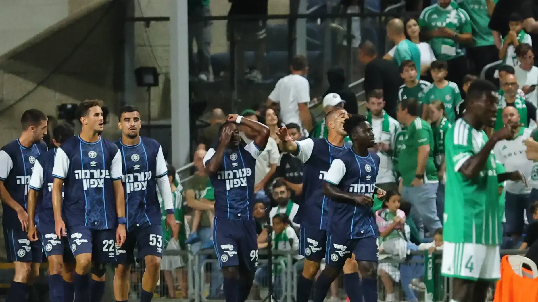 שחקני מכבי פתח תקוה חוגגים עם אייל אינברום