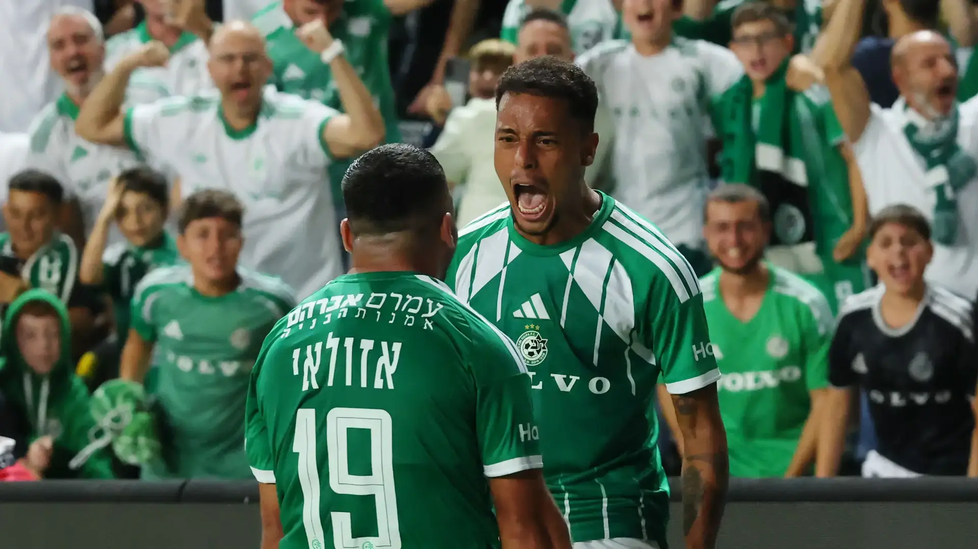 ברוניניו עם איתן אזולאי שחקני מכבי חיפה חוגגים