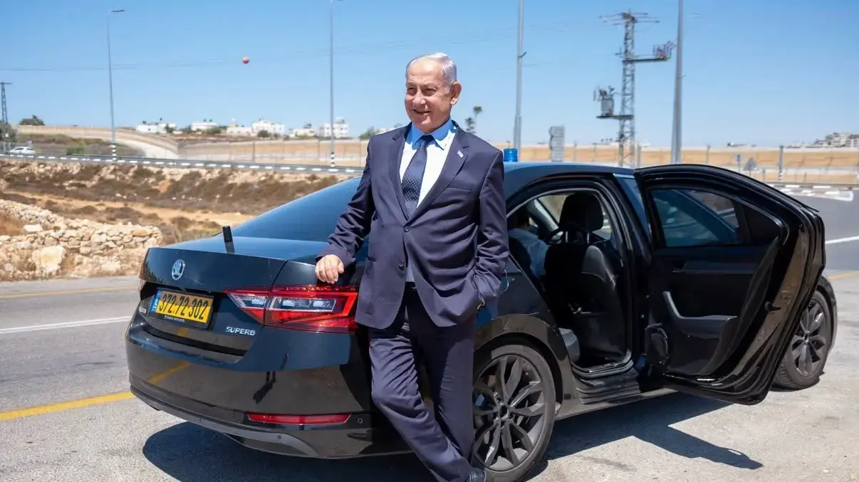 ראש הממשלה בנימין נתניהו עם סקודה סופרב ממוגנת
