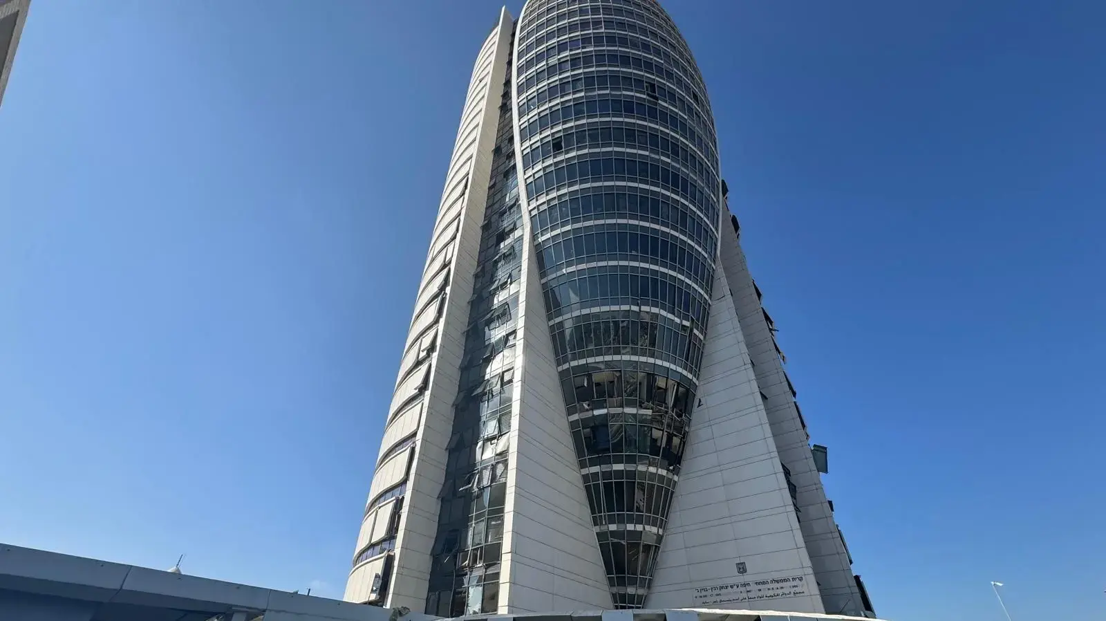 הנזק במגדל המפרש ("מגדל הטיל") בחיפה לאחר שנפגע מהדף של טיל איראני