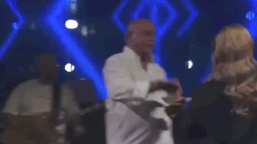 עמוס לוזון מפזר שטרות על שרית חדד עמוס לוזון מפזר שטרות על שרית חדד