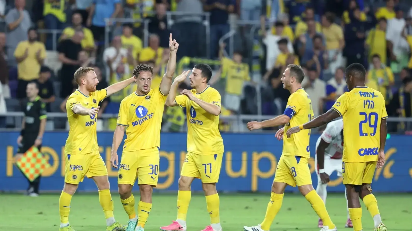 איתמר נוי חוגג עם אושר דוידה ושחקני מכבי תל אביב