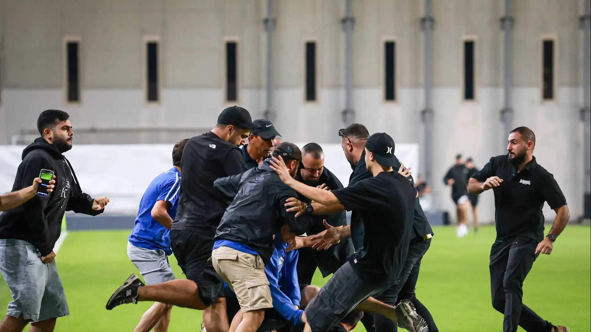 קטטה על הדשא בין אוהדי בית"ר ירושלים לאוהדי הפועל פתח תקוה