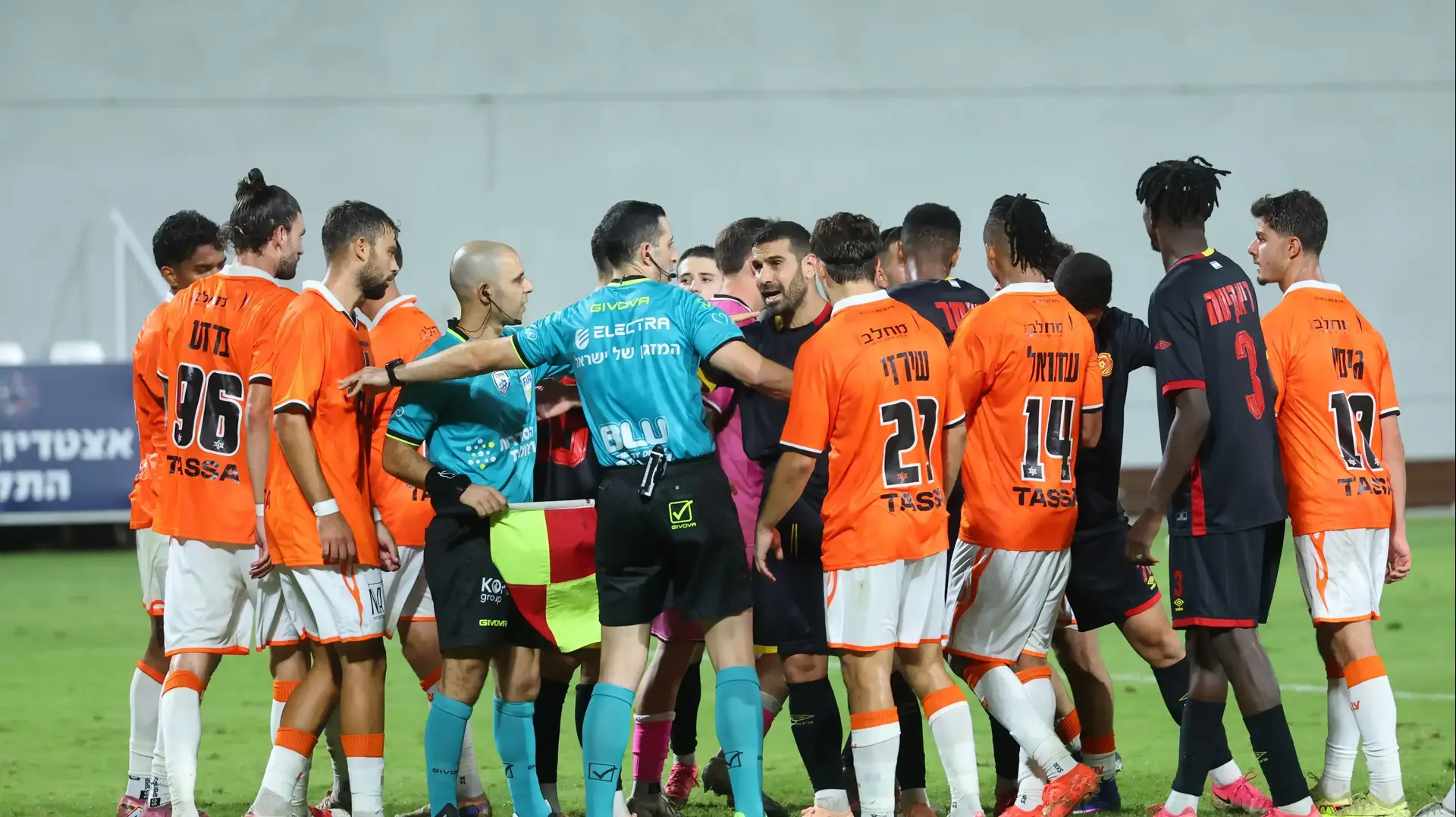 אביעד שילוח שופט כדורגל עם שחקני בני יהודה ושחקני מ.ס. אשדוד