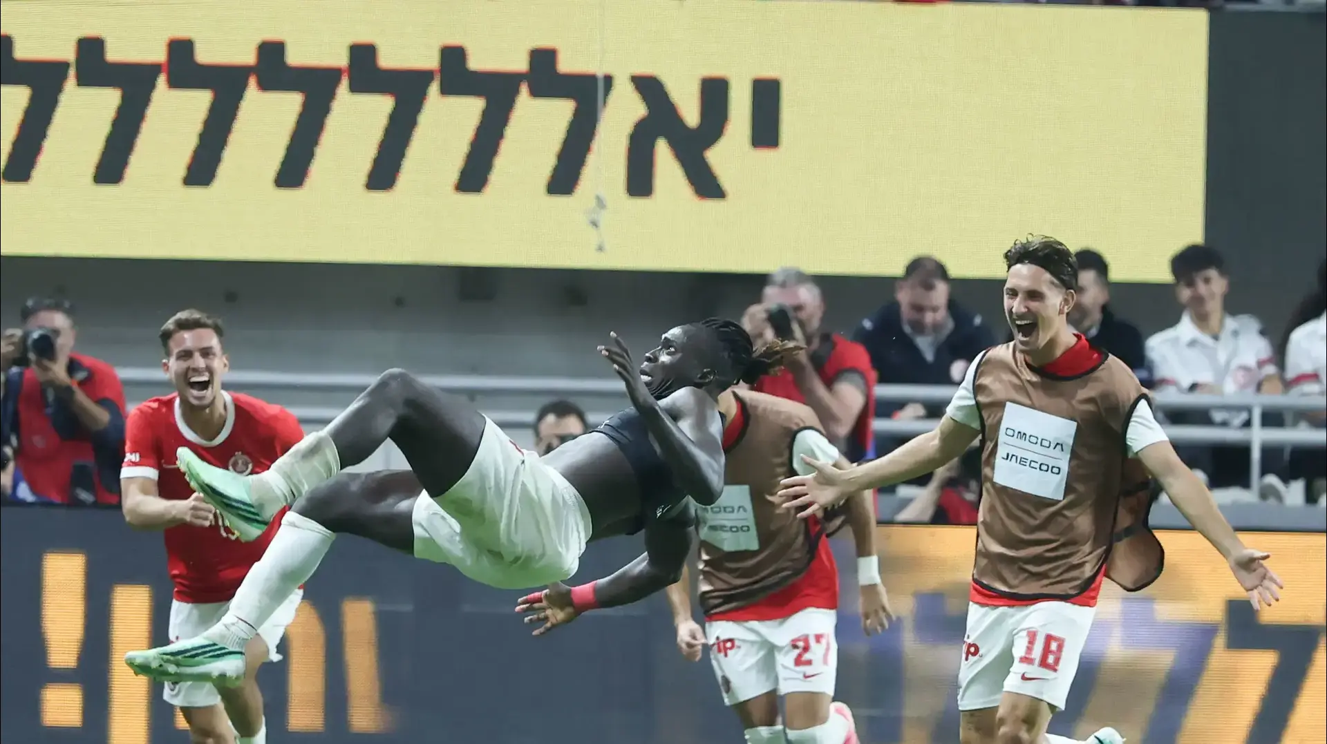 דניאל דאפה שחקן הפועל תל אביב חוגג שער