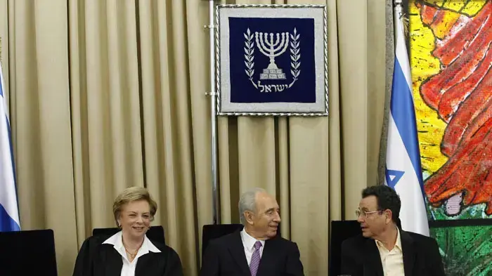 טקס השבעת שופטים בבית הנשיא. מימין לשמאל שר המשפטים דניאל פרידמן, נשיא המדינה שמעון פרס ונשיאת בית המשפט העליון דורית בייניש טקס השבעת שופטים בבית הנשיא. מימין לשמאל שר המשפטים דניאל פרידמן, נשיא המדינה שמעון פרס ונשיאת בית המשפט העליון דורית בייניש