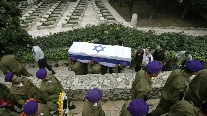 הלוויתו של דן גור