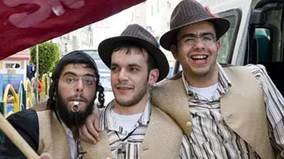 חרדים מחופשים לבוקרים בבני ברק