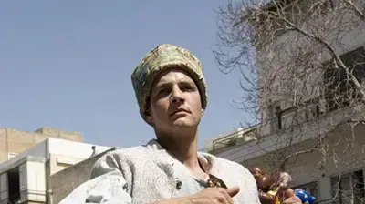 אדם מחופש לבוקר בתל אביב