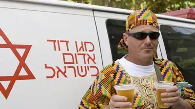 אדם עם כוס בירה בפורים, תל אביס