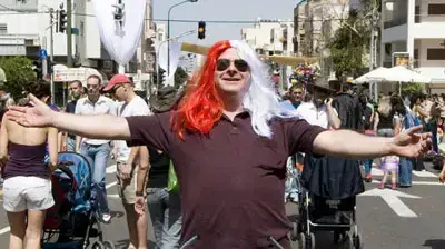 גבר עם פיאה בפורים, תל אביב