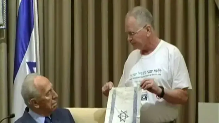 שמעון פרס מארח את נכי ושבויי צה"ל