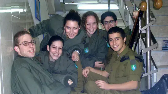 תמר שחק עם חברים