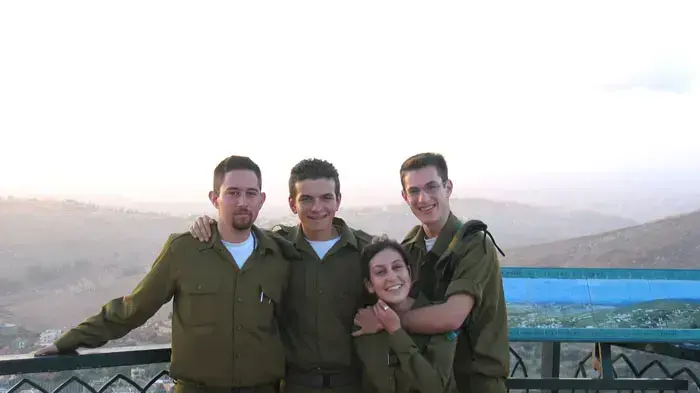 תמר שחק עם חברים