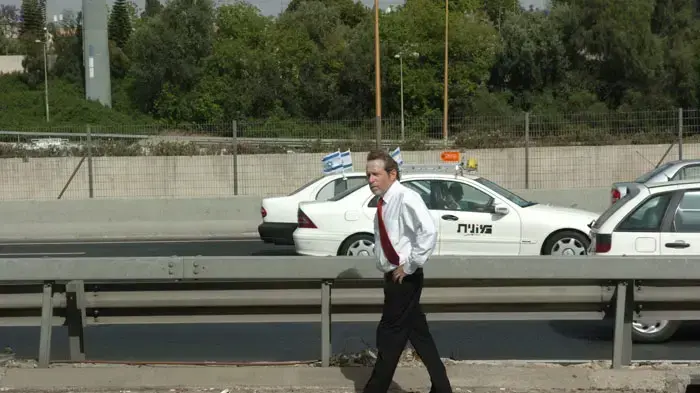 עו"ד אורי מסר נראה משוטט בנתיבי איילון