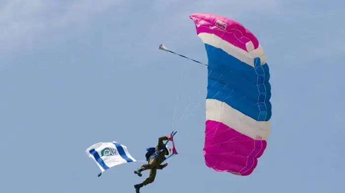 צנחן נפל במהלך מפגן בתל אביב