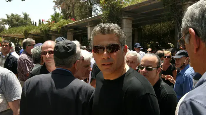 יאיר לפיד בהלווית אביו טומי ז"ל יאיר לפיד בהלווית אביו טומי ז"ל