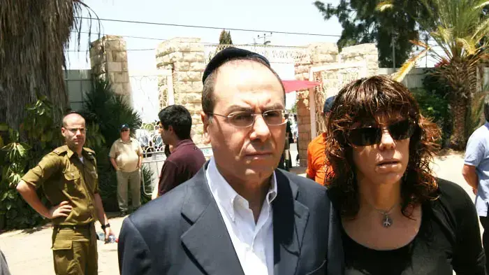 סילבן שלום ואשתו ג'ודי ניר מוזס בהלווית טומי לפיד ז"ל