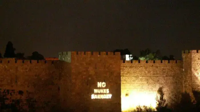 גרינפיס מקרינים על חומות העיר העתיקה בירושלים