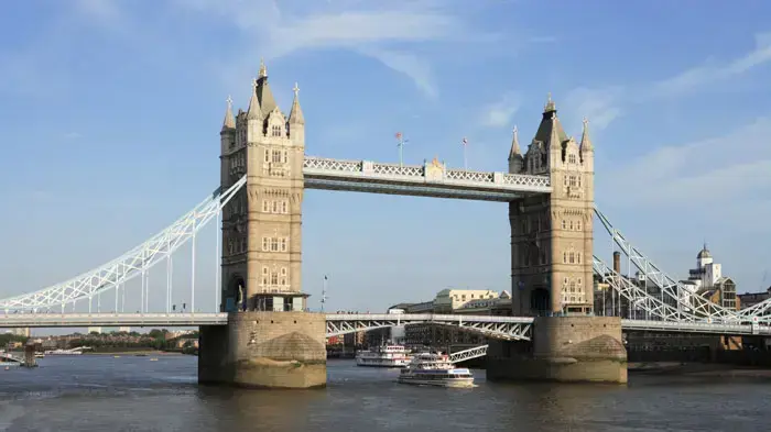 Tower Bridge  בלונדון אנגליה