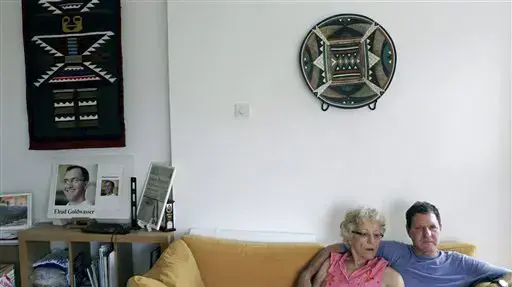 מיקי ושלמה גולדווסר, הוריו של החייל החטוף אודי, בביתם יום לפני עסקת השבויים