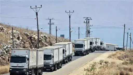 שיירת משאיות של הצלב האדום עושה דרכה למעבר ראש הנקרה בין ישראל ללבנון