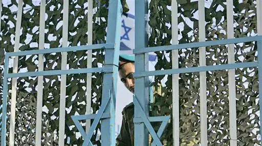 חייל ישראלי פותח את שער הגבול בראש הנקרה