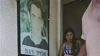 מדליקים נרות מחוץ לביתו אלדד רגב