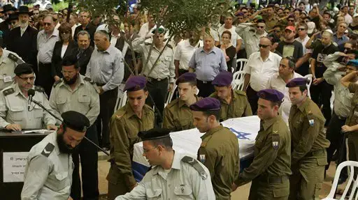 ארונו של אלדד רגב מובא לקבורה ארונו של אלדד רגב מובא לקבורה