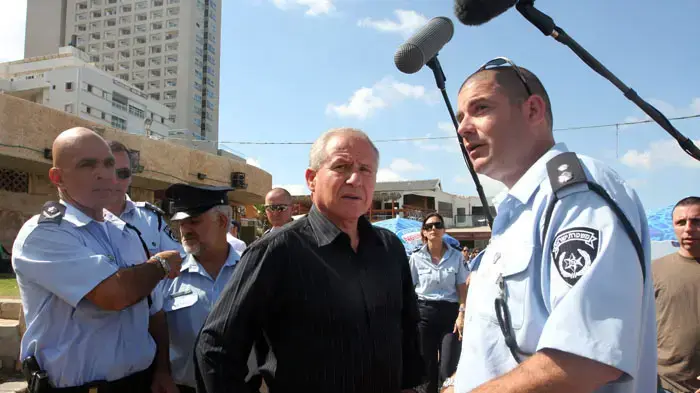 אבי דיכטר בחוף בבת ים