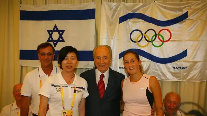 הטניסאית שחר פאר עם נשיא המדינה שמעון פרס, המתנדבת הסינית אווה וראש המשלחת אפרים זינגר הטניסאית שחר פאר עם נשיא המדינה שמעון פרס, המתנדבת הסינית אווה וראש המשלחת אפרים זינגר