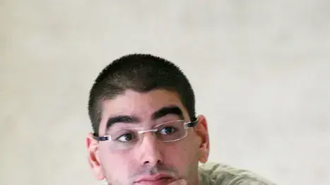 מוטי חסין, חייל במשפחת אברג'ל