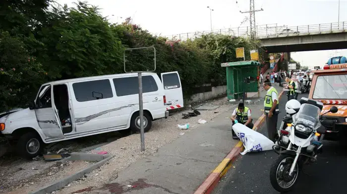 תאונת דרכים במחלף בר אילן בבני ברק, רכב סטה לתוך תחנת אוטובוס