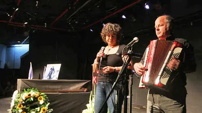 טקס הצבת הארון של פעיל השלום אייבי נתן בצוותא בתל אביב