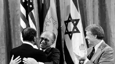 אנואר סאדאת ומנחם בגין לצד ג'ימי קרטר מתחבקים בקמפ דייויד 1978,