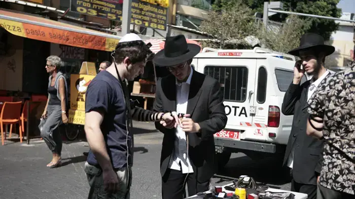 מניחים תפילין 