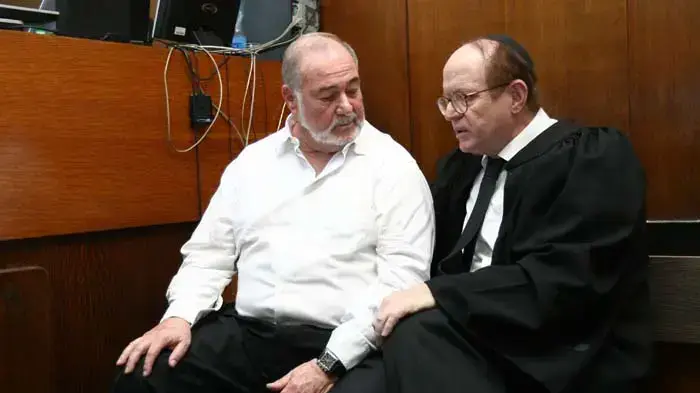 עו"ד יעקב וינרוט יחד עם אברהם הירשזון, שר האוצר לשעבר, בבית המשפט עו"ד יעקב וינרוט יחד עם אברהם הירשזון, שר האוצר לשעבר, בבית המשפט