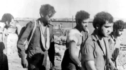 חיילים ישראלים שנשבו מובלים לצד המצרי של תעלת סואץ