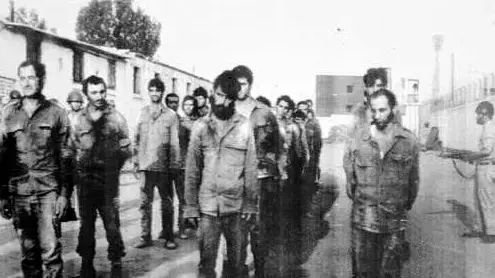 חיילים מצרים שומרים על שבויי מלחמה ישראלים במתקן כליאה צבאי סמוך לקהיר